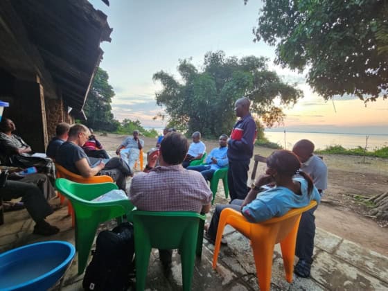 The team from Sweden and Kinshasa discuss field activity plans with the teams in Mabali